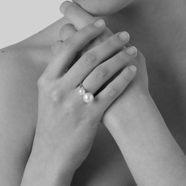 Orfélie Rêverie 18k gold pearl ring with two white freshwater pearls worn on hand, black and white jewelry photography