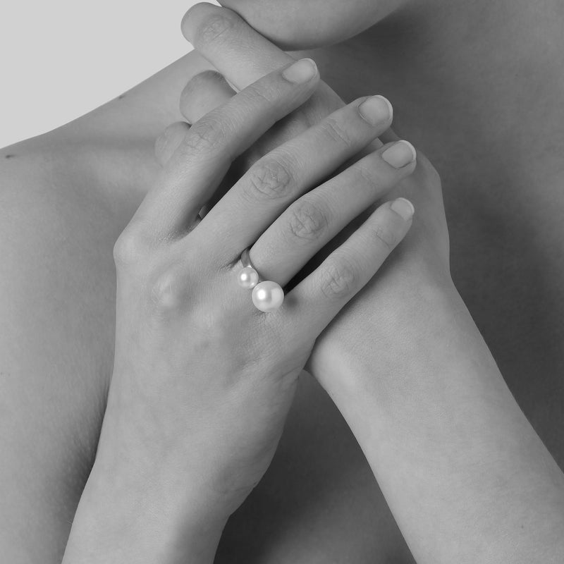 Orfélie Rêverie 18k gold pearl ring with two white freshwater pearls worn on hand, black and white jewelry photography