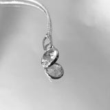 Orfèlie pendant in 18k gold with lemon quartz on a blurred background