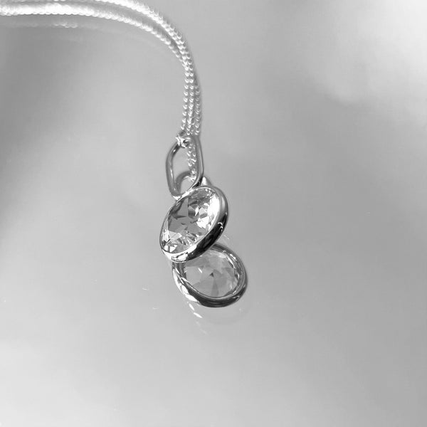 Orfèlie pendant in 18k gold with lemon quartz on a blurred background